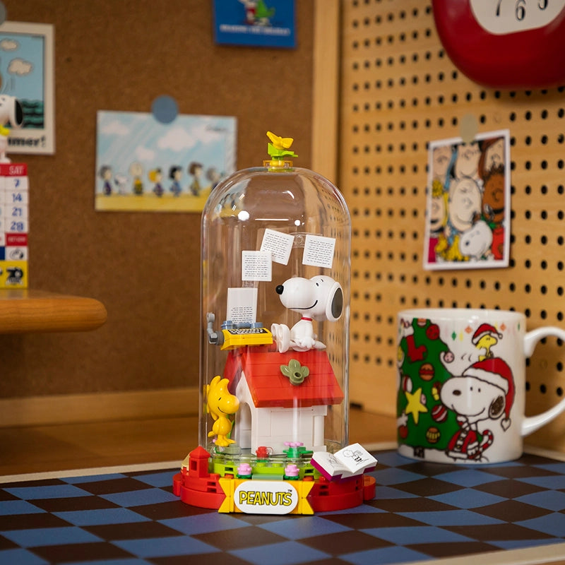 Peanuts Snoopy Red House Daydreams