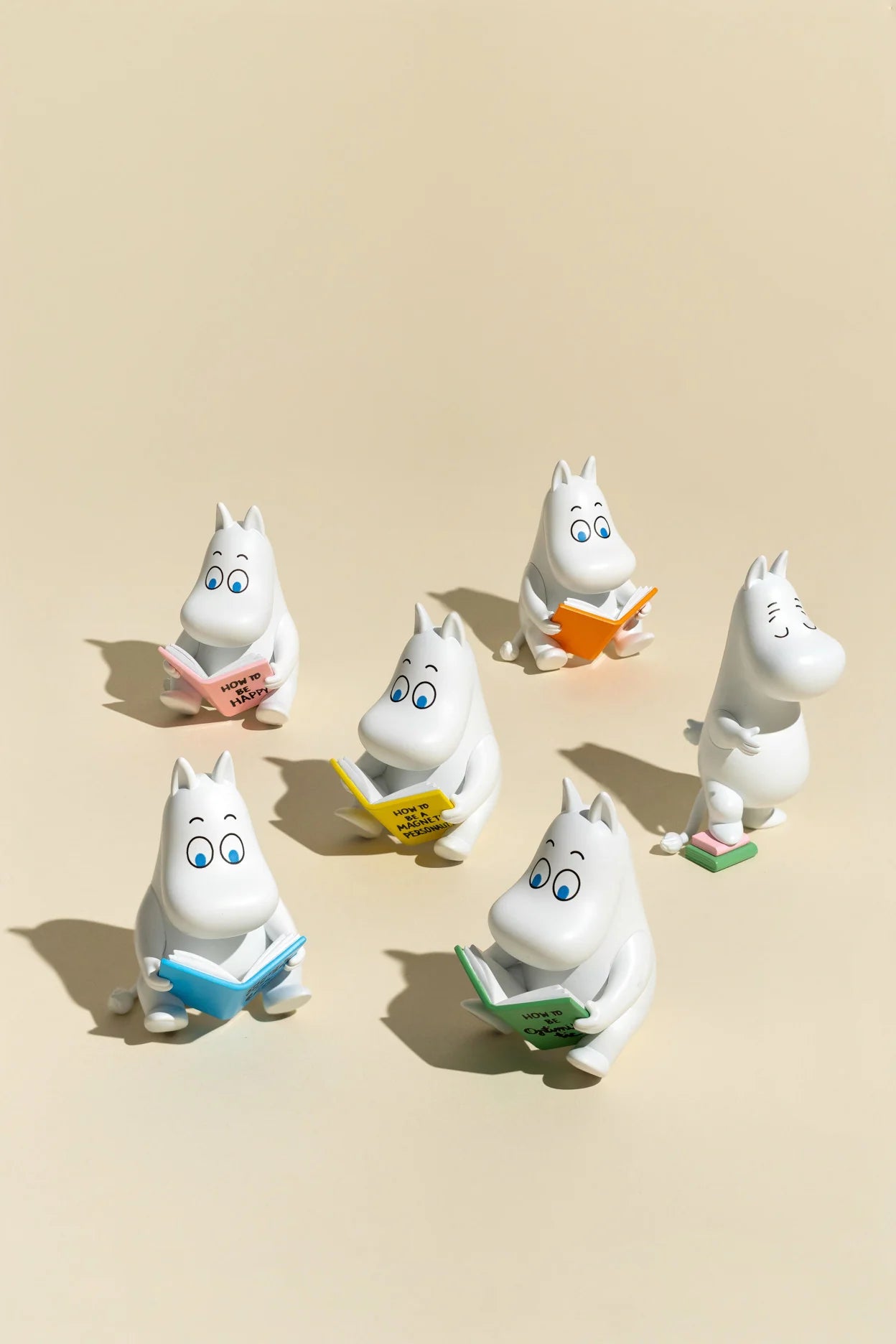 SMOKO MOOMIN READS BLIND BOX FIGURE