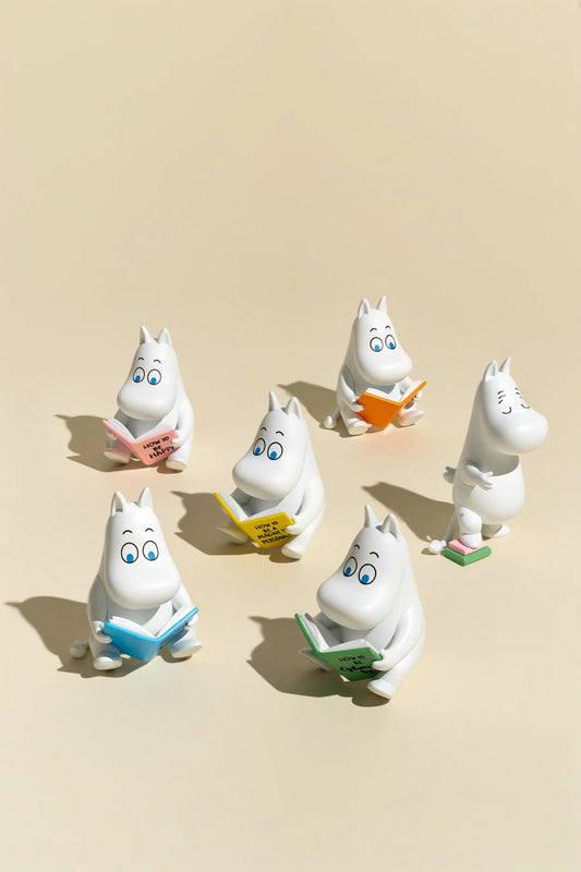 SMOKO MOOMIN READS BLIND BOX FIGURE